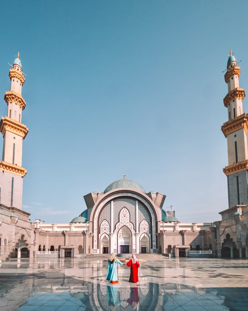 2 girls in Abaya standing in the corridor of Wilayah Mosque